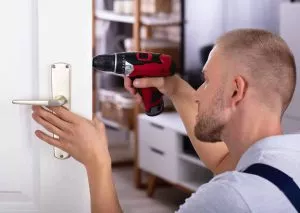 האם כל אחד יכול להציע שירות פריצת מנעולים בבת ים?